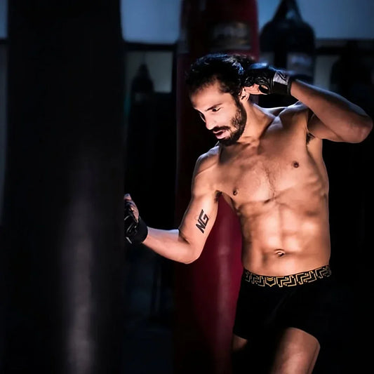 30_ZEN_POUCH_MODEL_BLACK-GOLD - GOLF LEAGUE